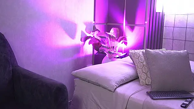 Snapshot of Susan_wall chatting on 10-20-25, 12:16 Susan wall online show from 10-20-25, 12:16