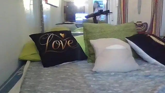 Snapshot of hotCOUPLEPETRA chatting on 02-17-26, 06:32 hotCOUPLEPETRA online show from 02-17-26, 06:32