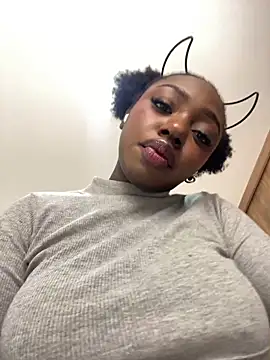 Snapshot of alissradiante1 chatting on 10-08-25, 12:30 alissradiante1 online show from 10-08-25, 12:30