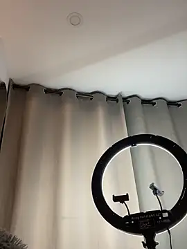 Snapshot of alissradiante1 chatting on 10-16-25, 02:45 alissradiante1 online show from 10-16-25, 02:45