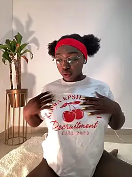 Snapshot of alissradiante1 chatting on 10-18-25, 02:36 alissradiante1 online show from 10-18-25, 02:36