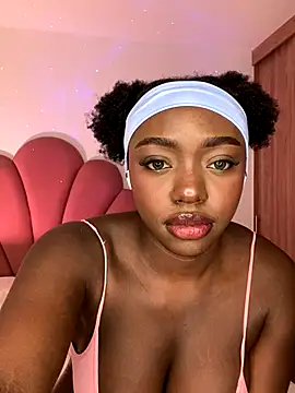 Snapshot of alissradiante1 chatting on 10-24-25, 01:46 alissradiante1 online show from 10-24-25, 01:46