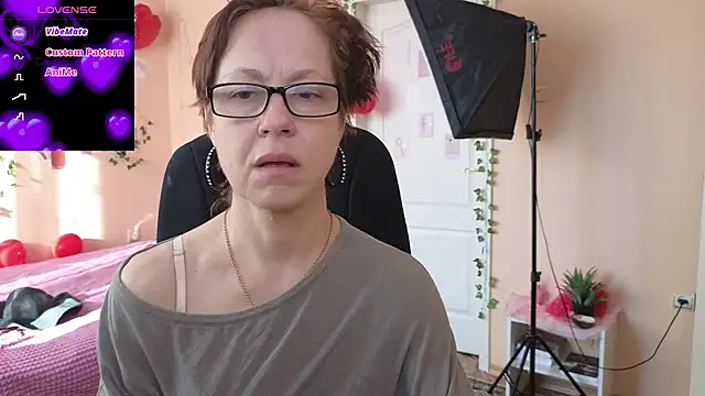 Snapshot of Ronda_Roni chatting on 02-18-26, 06:42 Ronda Roni online show from 02-18-26, 06:42