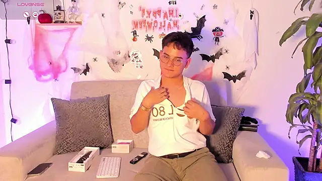 Snapshot of Young_Ben chatting on 10-24-25, 01:03 Young Ben online show from 10-24-25, 01:03
