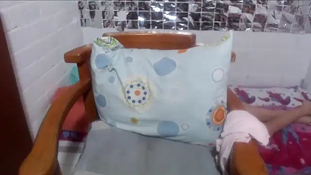 Snapshot of rose-crystal chatting on 12-15-25, 01:15 rose-crystal online show from 12-15-25, 01:15