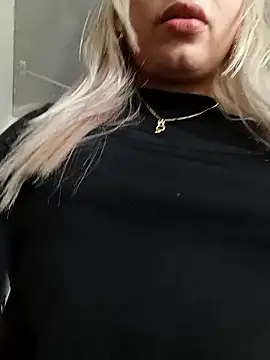 Snapshot of Belinda-Naughty chatting on 10-18-25, 01:23 Belinda-Naughty online show from 10-18-25, 01:23