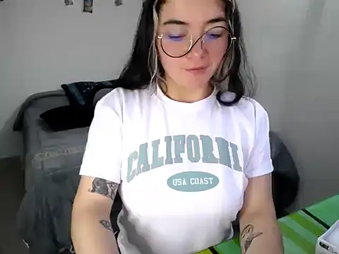 Snapshot of Came-II chatting on 10-27-25, 10:41 Came-II online show from 10-27-25, 10:41