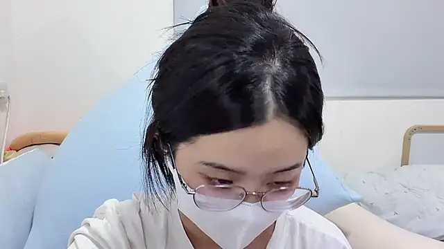 Snapshot of LHeart chatting on 06-17-26, 02:40 LHeart online show from 06-17-26, 02:40