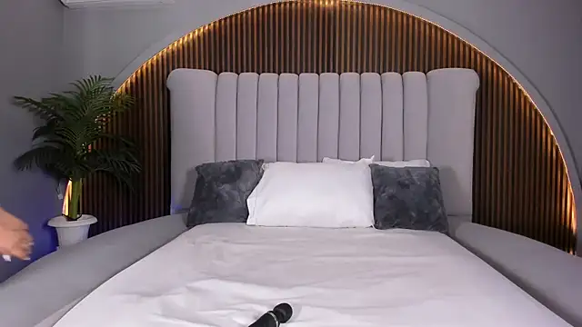 KatlynRous online show from 11-29-25, 05:27