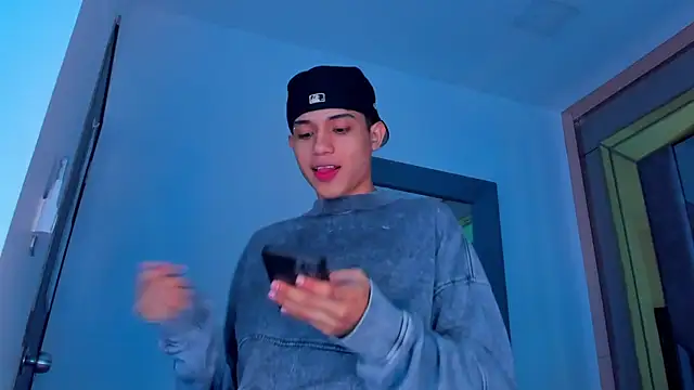 Snapshot of Sebax_Young chatting on 11-06-25, 03:51 Sebax Young online show from 11-06-25, 03:51