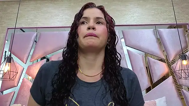 ThaliaCross online show from 12-19-25, 08:05