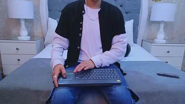 ZoeKrug online show from 10-25-25, 11:51