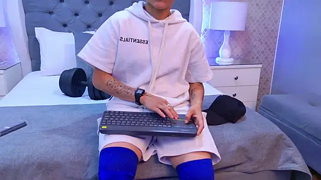 ZoeKrug online show from 11-28-25, 08:00