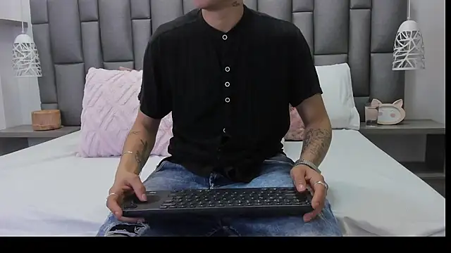 ZoeKrug online show from 03-04-26, 12:44