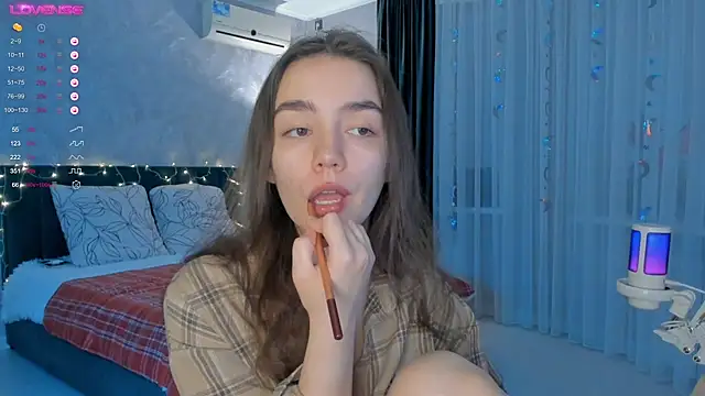 Snapshot of sweete_chantal chatting on 10-19-25, 05:35 sweete chantal online show from 10-19-25, 05:35