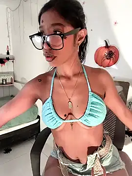 Snapshot of LeilaEbony chatting on 10-13-25, 03:01 LeilaEbony online show from 10-13-25, 03:01