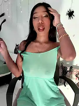 Snapshot of LeilaEbony chatting on 10-15-25, 12:49 LeilaEbony online show from 10-15-25, 12:49