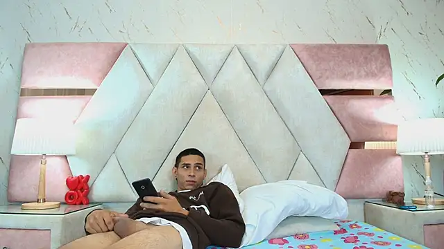 Zoelucas online show from 10-11-25, 11:42