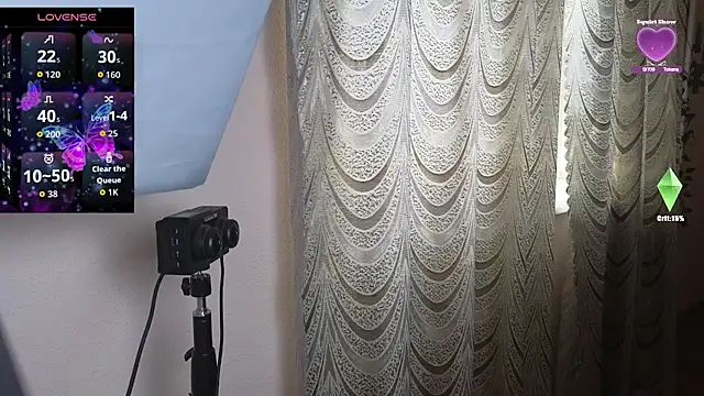 Snapshot of Laura_Gol chatting on 10-21-25, 07:31 Laura Gol online show from 10-21-25, 07:31