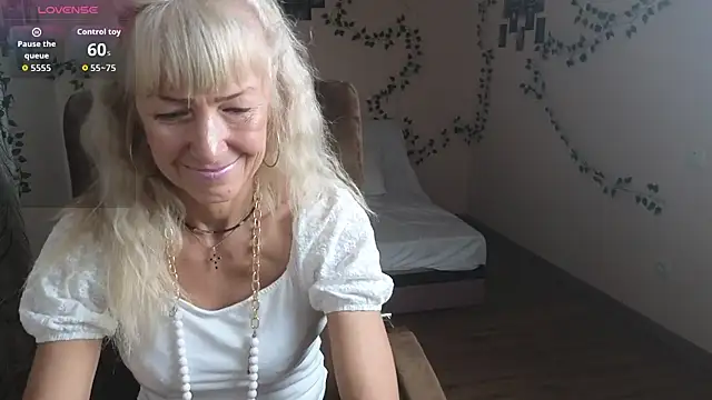 Snapshot of Laura_Gol chatting on 10-24-25, 09:00 Laura Gol online show from 10-24-25, 09:00