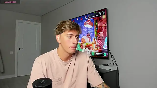 Snapshot of DaniHort chatting on 12-15-25, 09:02 DaniHort online show from 12-15-25, 09:02