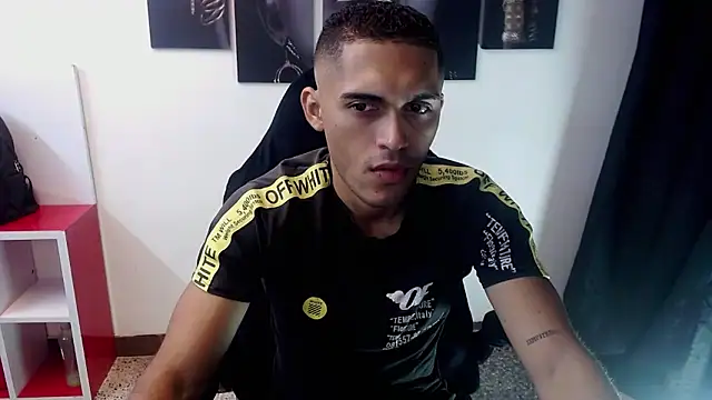 Snapshot of Derek_Storm_ chatting on 11-08-25, 10:48 Derek Storm online show from 11-08-25, 10:48