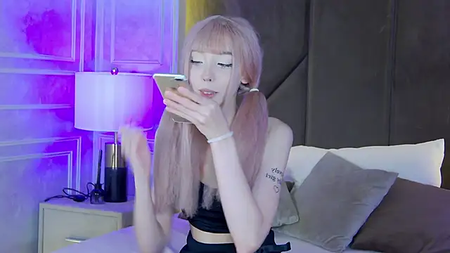 Snapshot of Evelyn_Neal chatting on 10-07-25, 04:04 Evelyn Neal online show from 10-07-25, 04:04