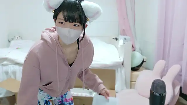 Snapshot of clara_6x9 chatting on 10-14-25, 02:40 clara 6x9 online show from 10-14-25, 02:40