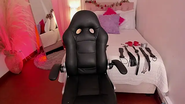 Lucie Harper online show from 10-31-25, 08:32