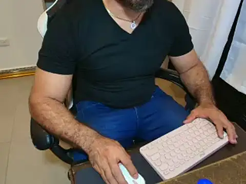 Snapshot of max_love255 chatting on 03-08-26, 04:05 max love255 online show from 03-08-26, 04:05