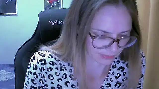 Snapshot of SEA_Dream chatting on 10-03-25, 04:31 SEA Dream online show from 10-03-25, 04:31