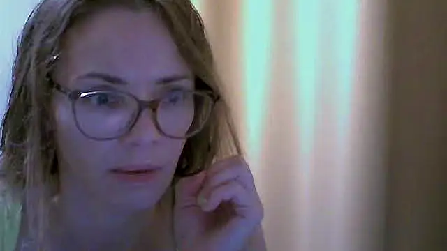 Snapshot of SEA_Dream chatting on 12-01-25, 04:06 SEA Dream online show from 12-01-25, 04:06