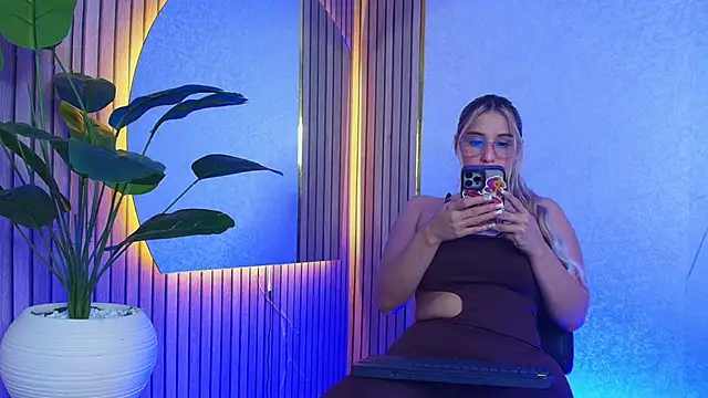 Snapshot of Sophie_Janner chatting on 06-06-26, 03:33 Sophie Janner online show from 06-06-26, 03:33