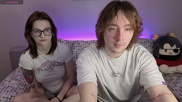 Snapshot of ellen_and_danny chatting on 10-19-25, 05:02 ellen and danny online show from 10-19-25, 05:02