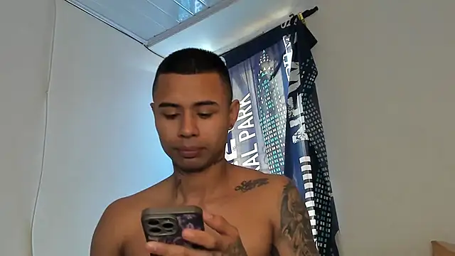 Snapshot of _Logan_Colton_ chatting on 02-11-26, 04:56 Logan Colton online show from 02-11-26, 04:56