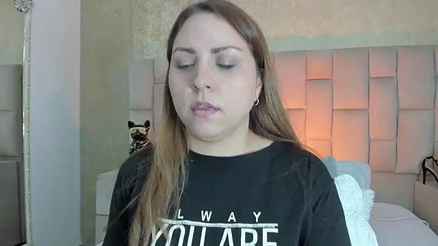 cloesummerr  online show from 10-31-25, 01:12