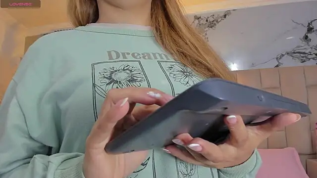 cloesummerr  online show from 03-25-26, 12:55