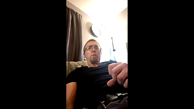 Snapshot of thickhardlong chatting on 11-06-25, 04:35 thickhardlong online show from 11-06-25, 04:35