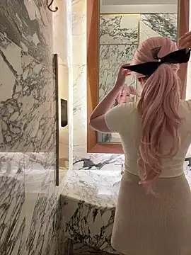 Snapshot of winter11 chatting on 09-20-25, 06:47 winter11 online show from 09-20-25, 06:47