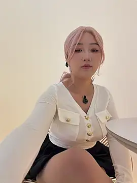 Snapshot of winter11 chatting on 09-24-25, 06:28 winter11 online show from 09-24-25, 06:28