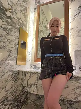 Snapshot of winter11 chatting on 10-04-25, 08:12 winter11 online show from 10-04-25, 08:12