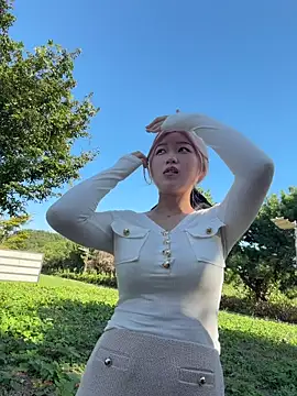 Snapshot of winter11 chatting on 10-08-25, 06:33 winter11 online show from 10-08-25, 06:33