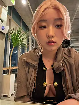 Snapshot of winter11 chatting on 10-15-25, 09:31 winter11 online show from 10-15-25, 09:31