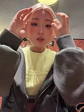 Snapshot of winter11 chatting on 11-13-25, 04:44 winter11 online show from 11-13-25, 04:44