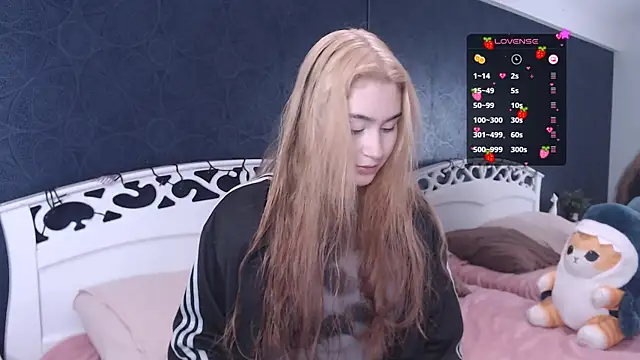 Snapshot of Lili_Luuu chatting on 10-18-25, 04:15 Lili Luuu online show from 10-18-25, 04:15