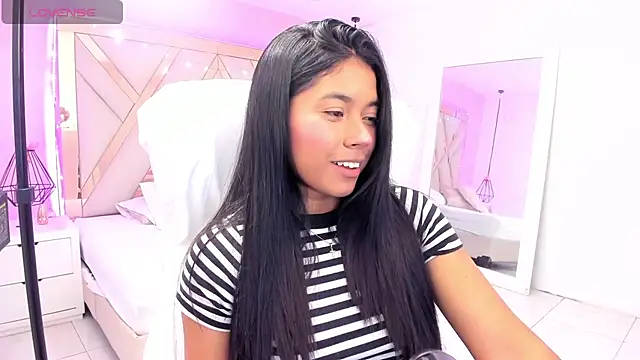 Snapshot of samantaa_shy chatting on 01-17-26, 04:06 samantaa shy online show from 01-17-26, 04:06