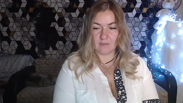 Snapshot of NikaSkylink chatting on 11-14-25, 08:18 NikaSkylink online show from 11-14-25, 08:18