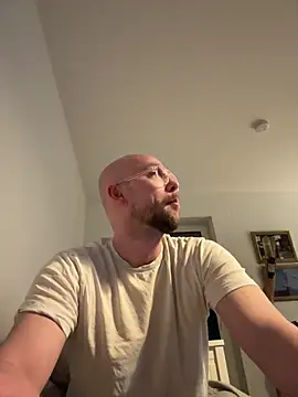 Snapshot of Mrlarox chatting on 03-23-26, 07:29 Mrlarox online show from 03-23-26, 07:29