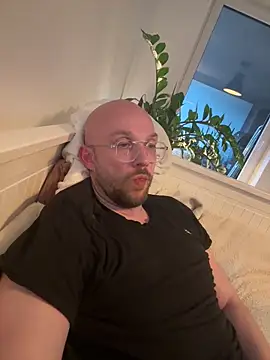 Snapshot of Mrlarox chatting on 04-13-26, 05:40 Mrlarox online show from 04-13-26, 05:40