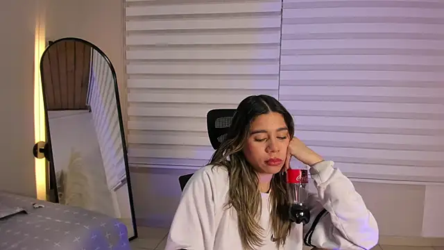 Rachell criss online show from 11-09-25, 04:22